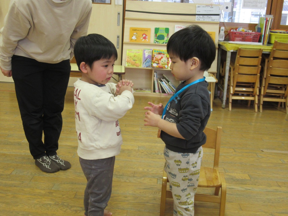 お友達からプレゼントをもらう男の子