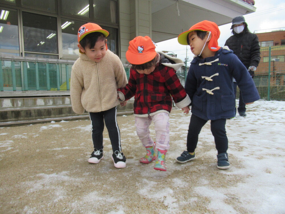 凍っている所を足踏みする子どもたち