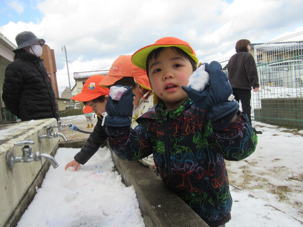 雪遊びをする男の子
