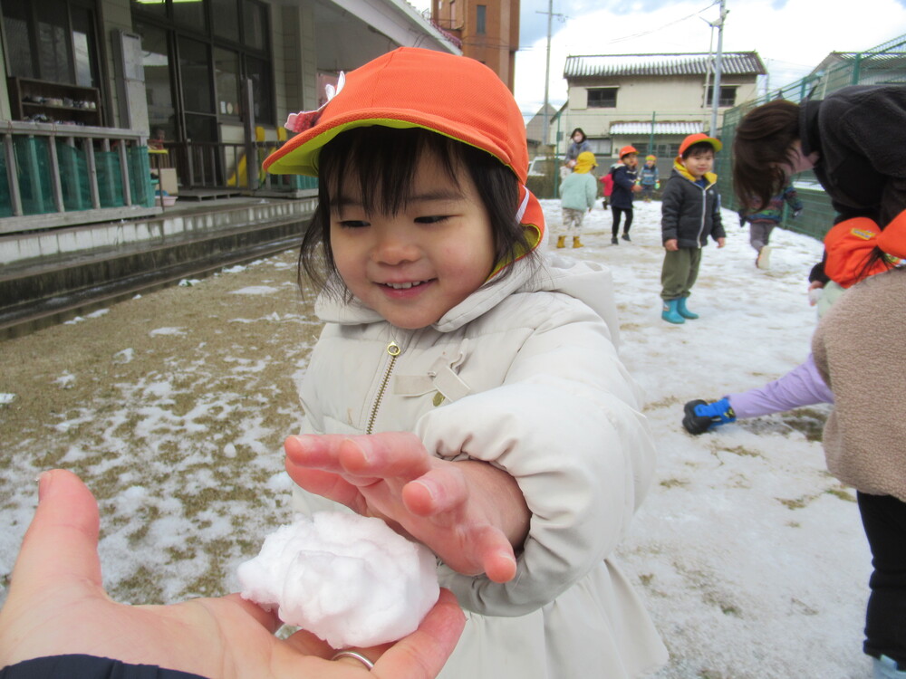 雪を触っている女の子