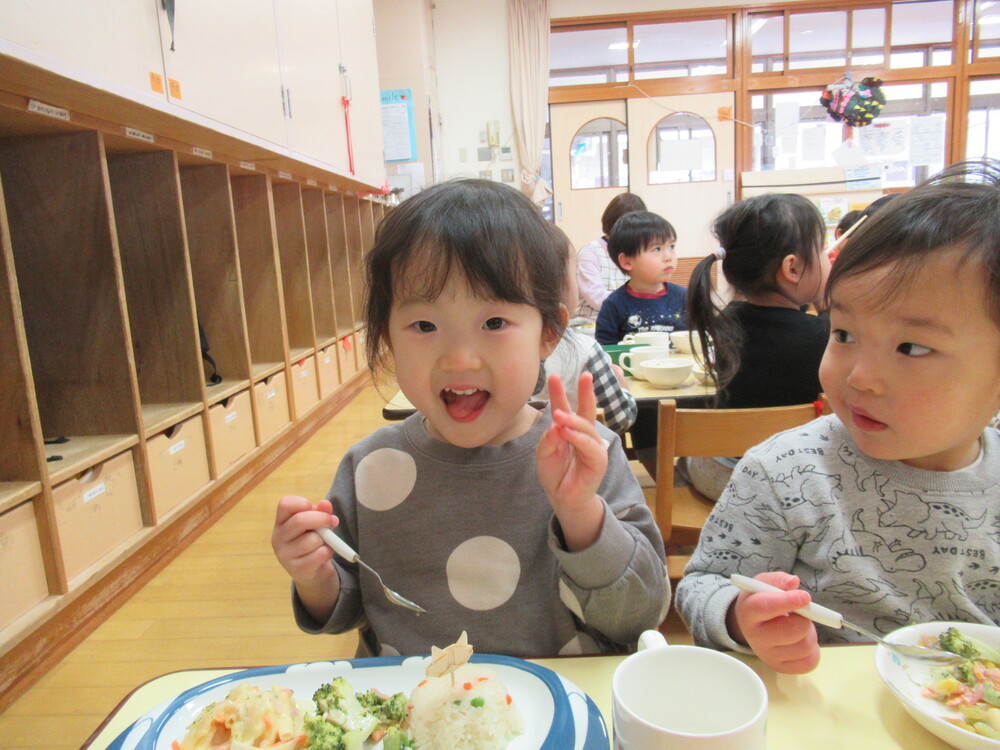 プレートでご飯を食べる女の子