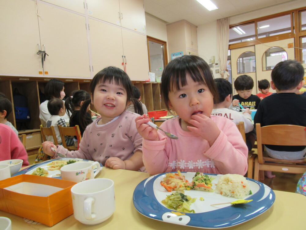 プレートでご飯を食べる子どもたち