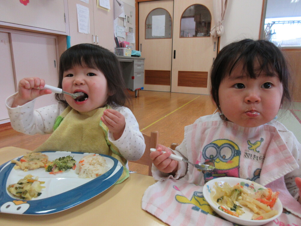 給食を食べている