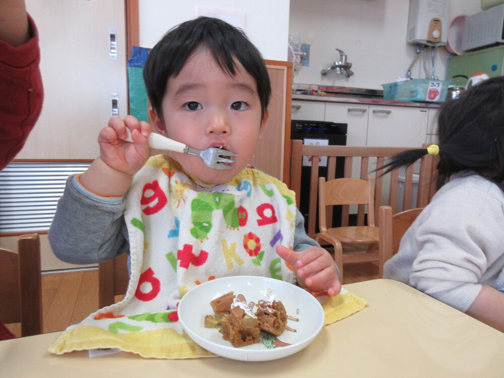 給食を食べている