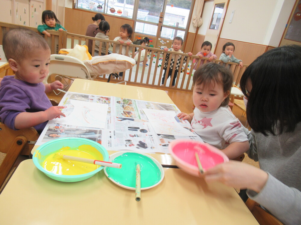 製作をする子ども