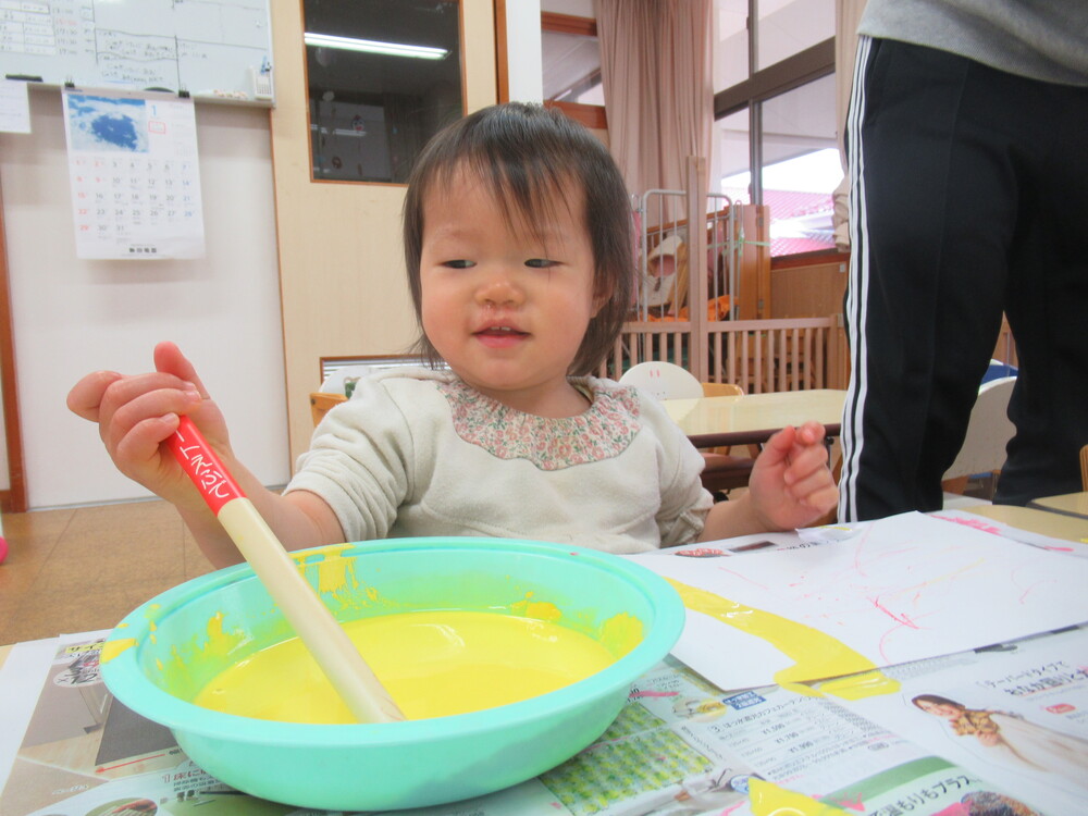 製作をする子ども