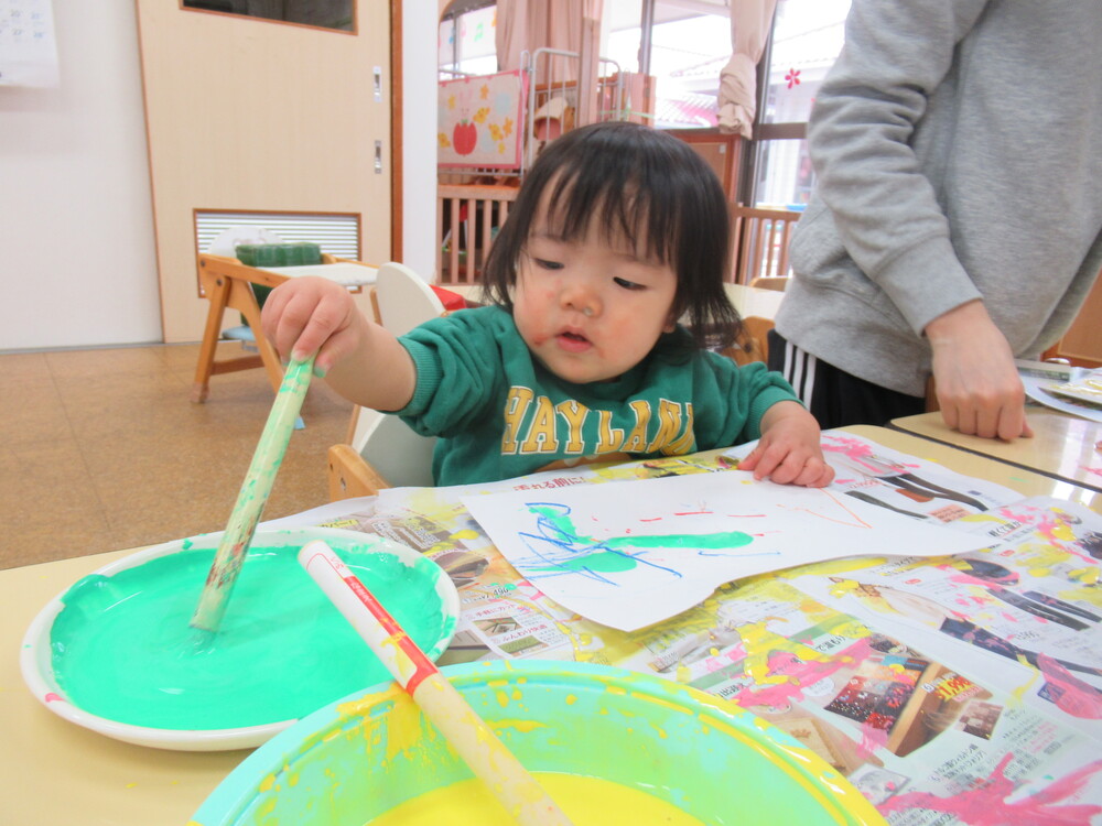 製作をする子ども