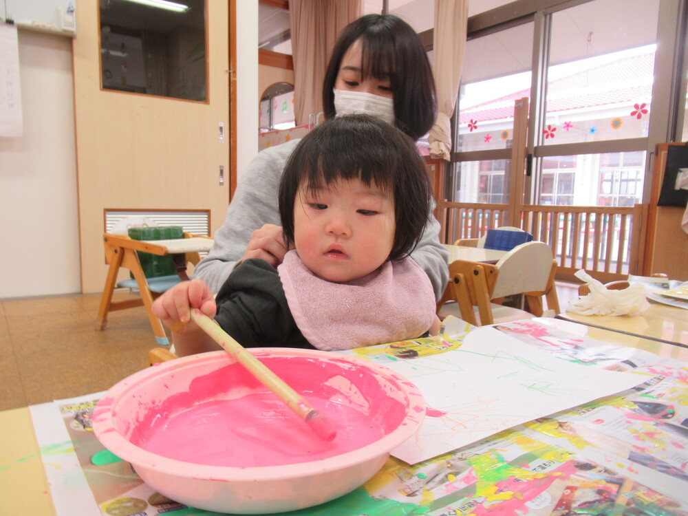 製作をする子ども