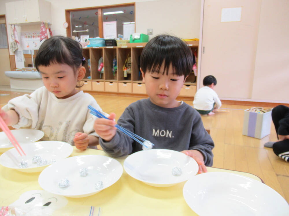 箸の練習をしている