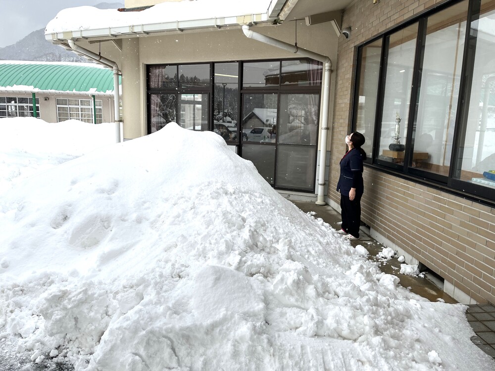 屋根からの雪が積もった様子