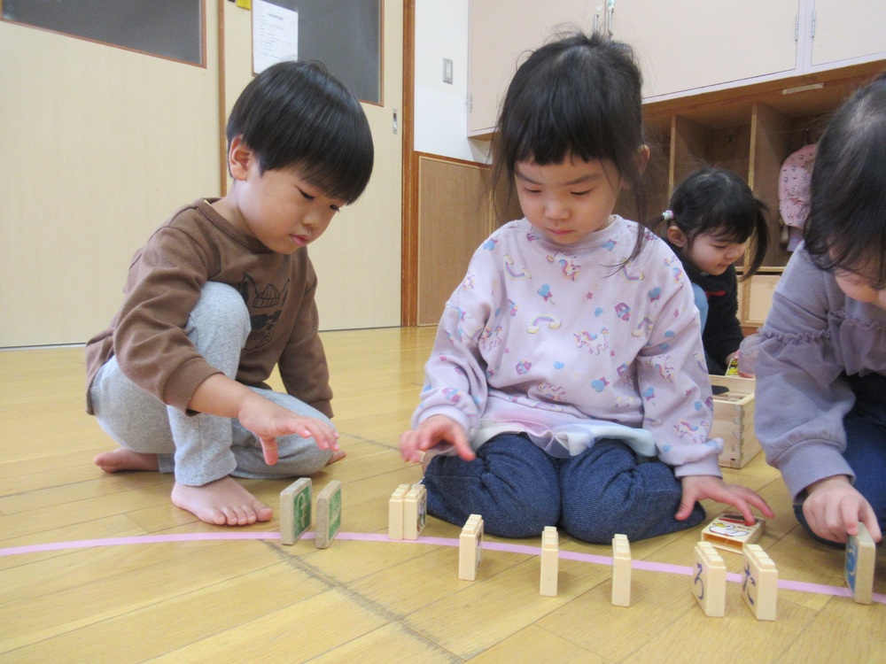 積み木で遊んでいる
