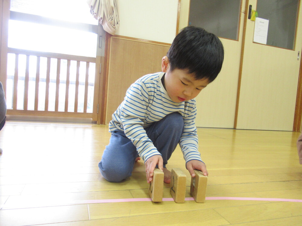 積み木で遊んでいる