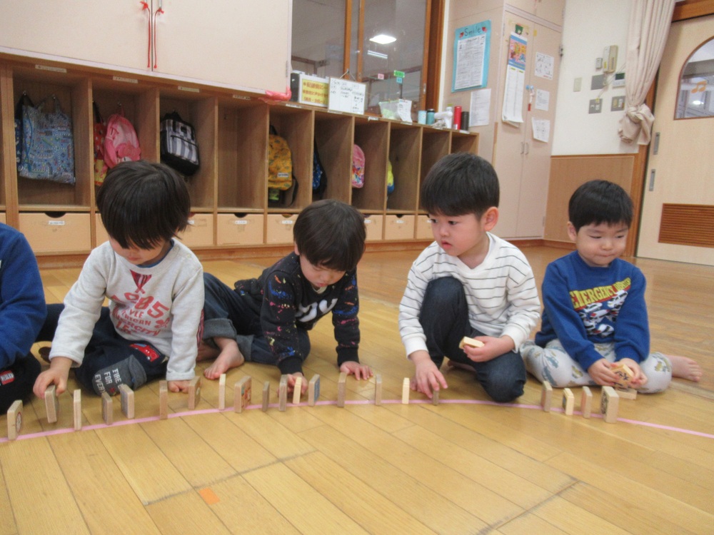 積み木で遊んでいる