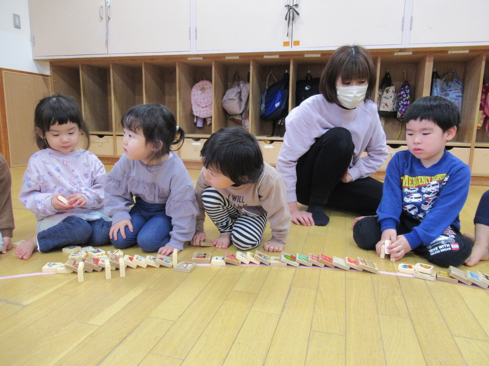 積み木で遊んでいる