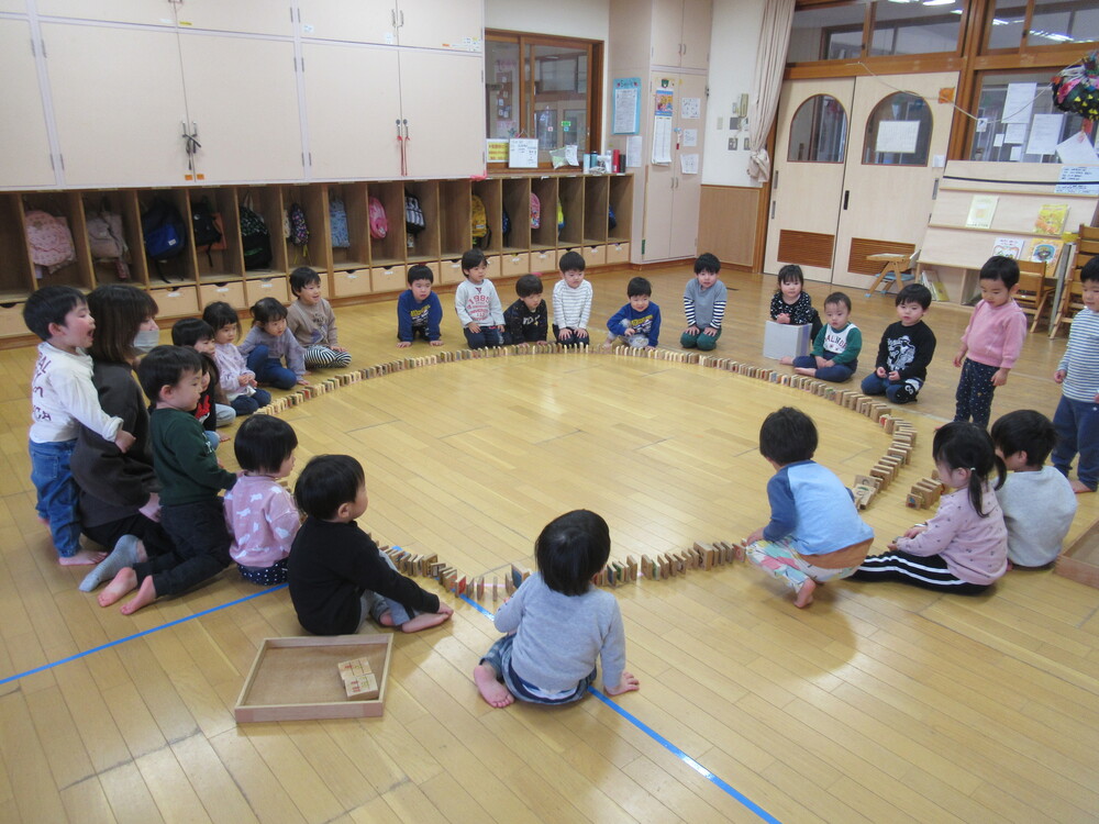 積み木で遊んでいる