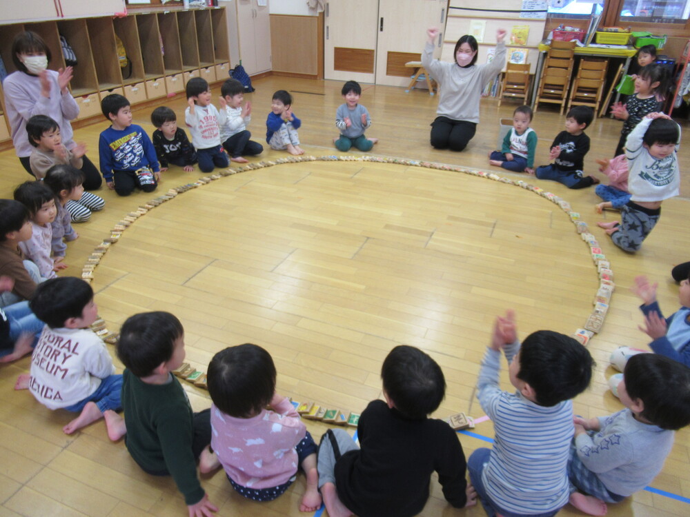 積み木で遊んでいる