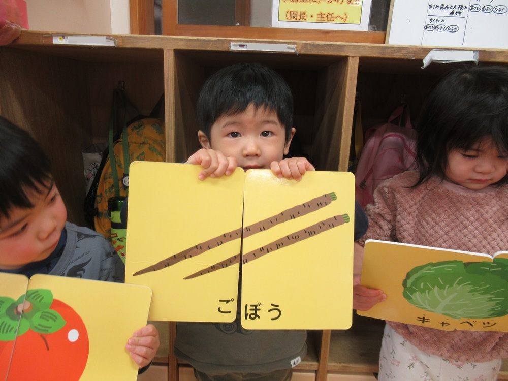 絵合わせカードを見せている
