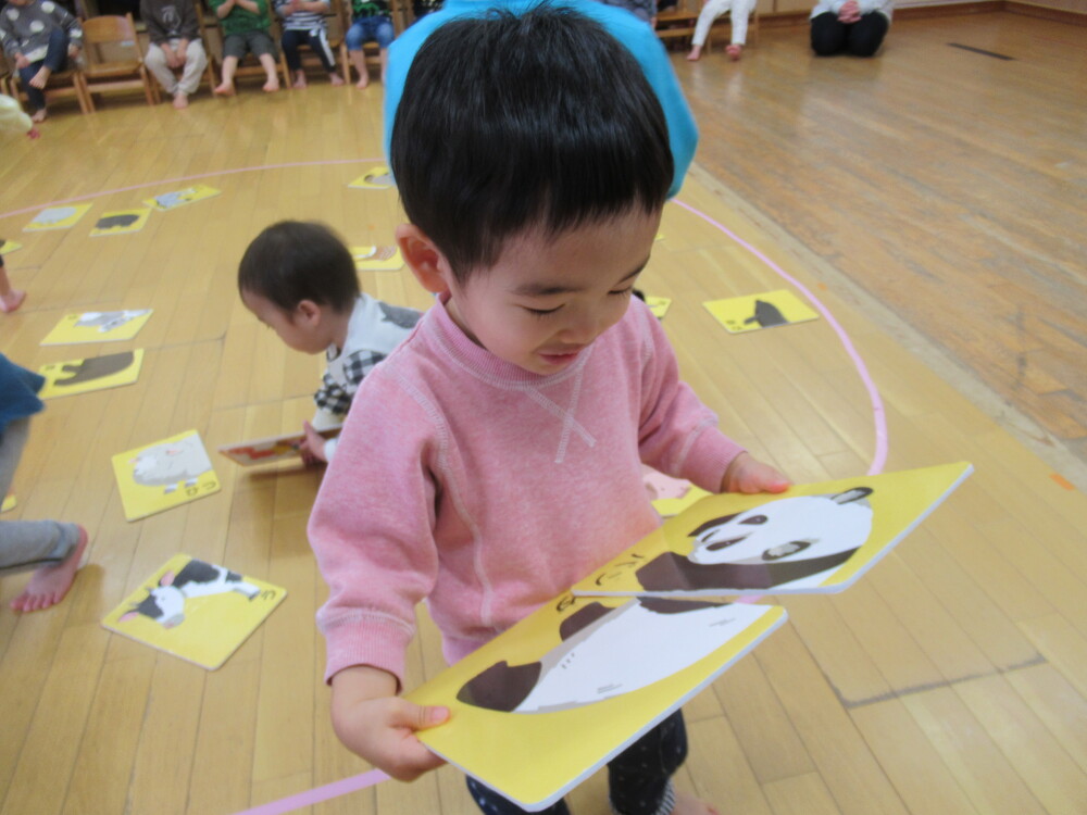 絵合わせカードを見つけた男の子