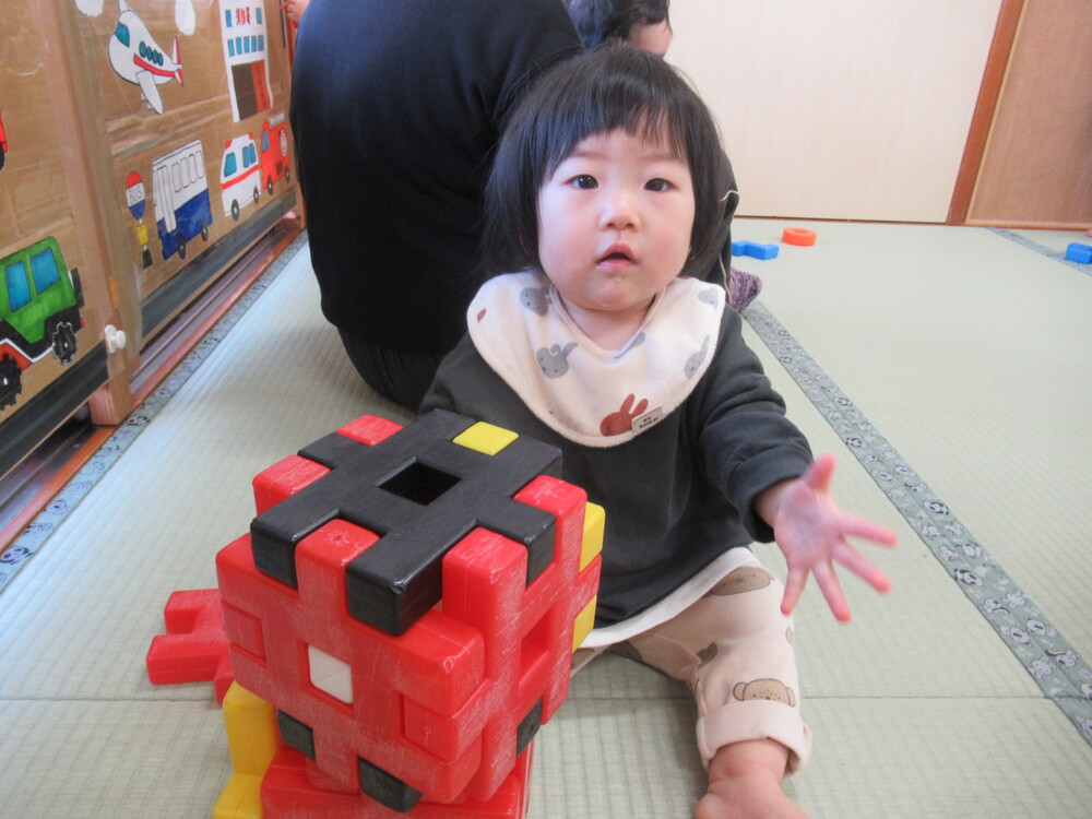 ブロックを組み合わせて遊ぶ子ども３