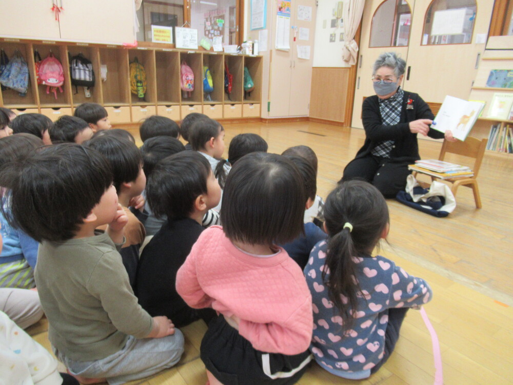 読み聞かせをしている