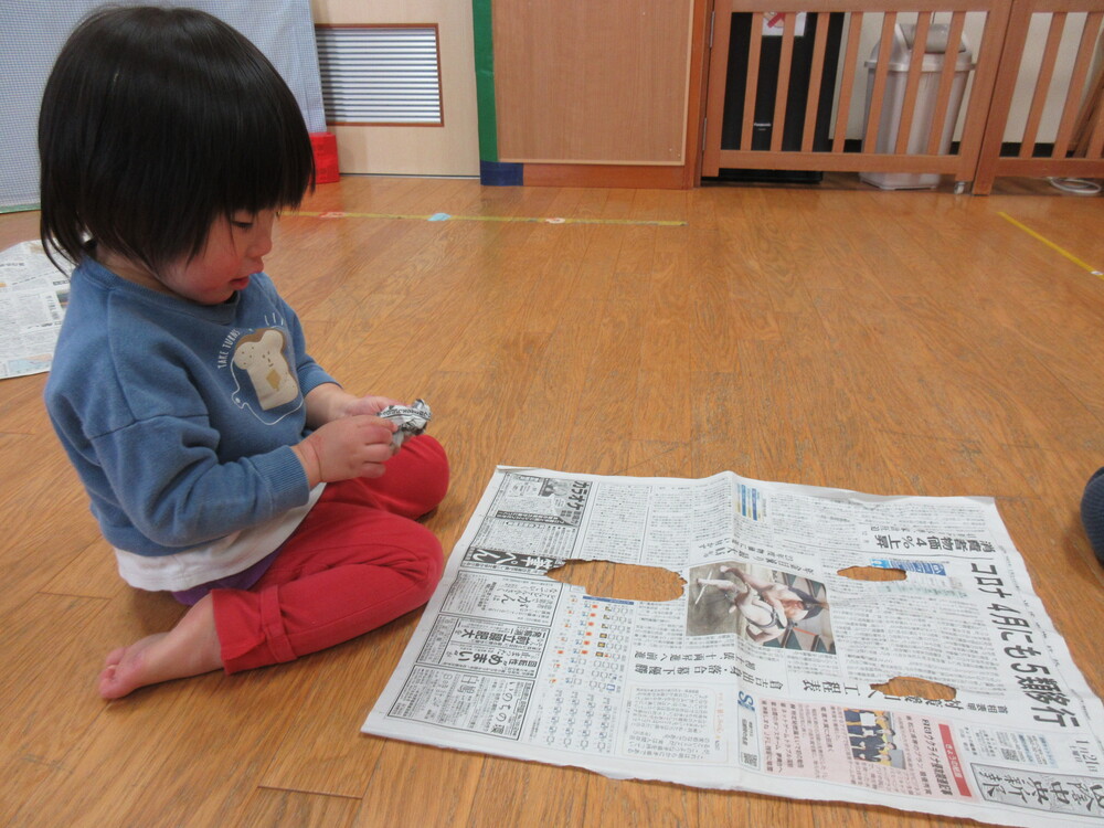 新聞紙を見つめる