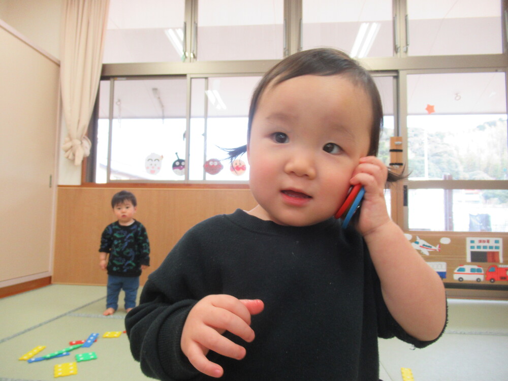 女の子がホックブロックを電話のようにしている2