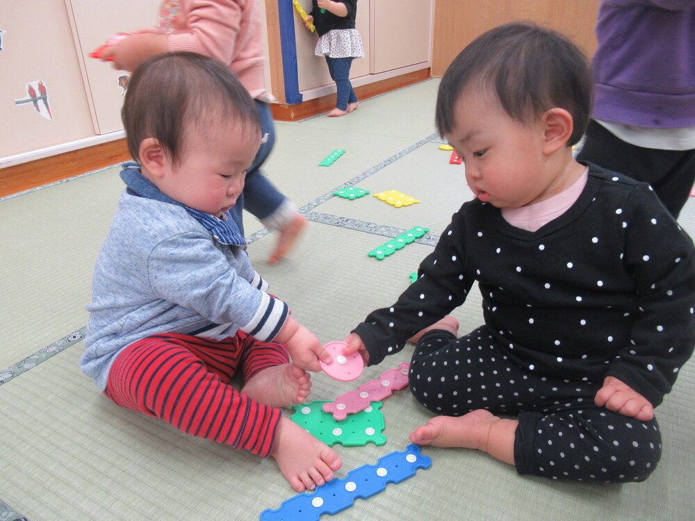 男の子が女の子にホックブロックを渡している