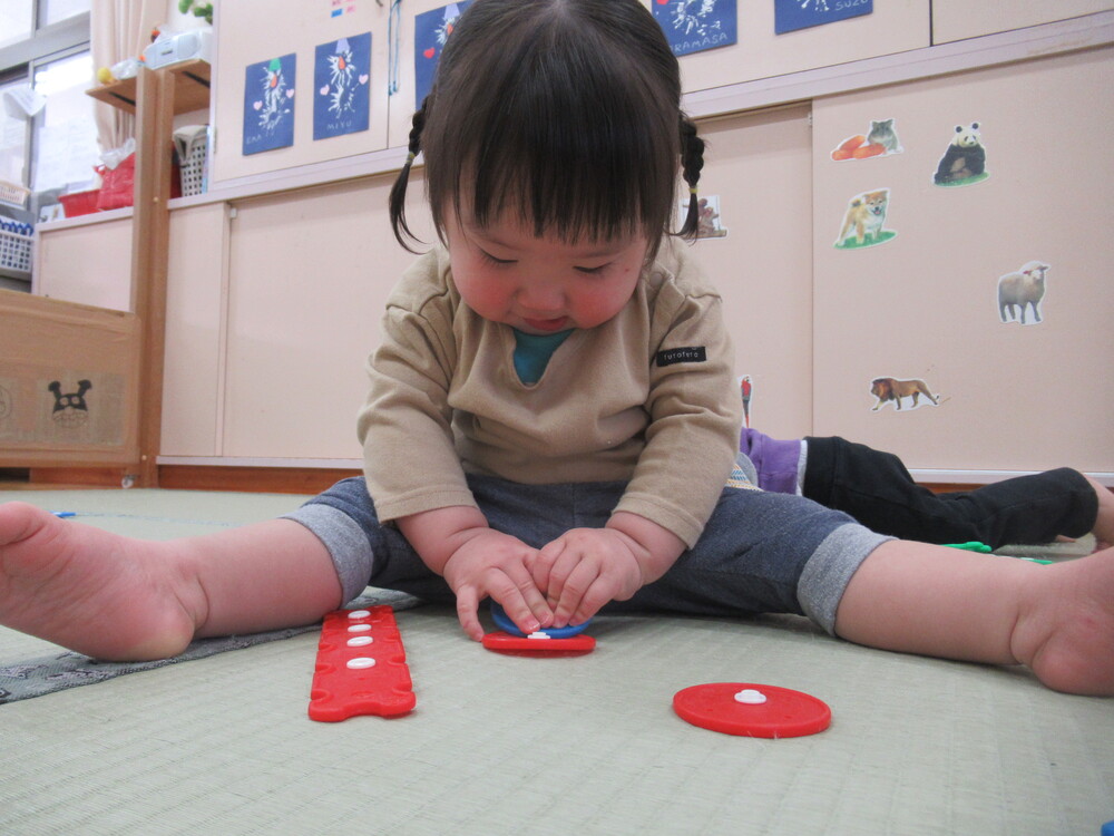 男の子がホックブロックで遊んでいる