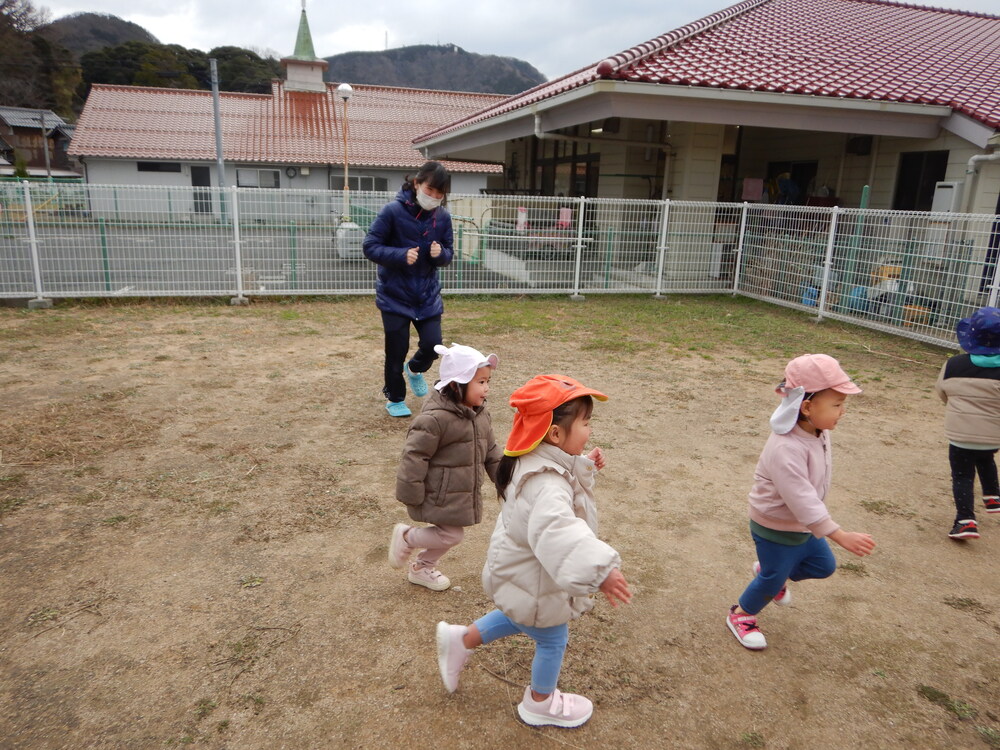 園庭で走る