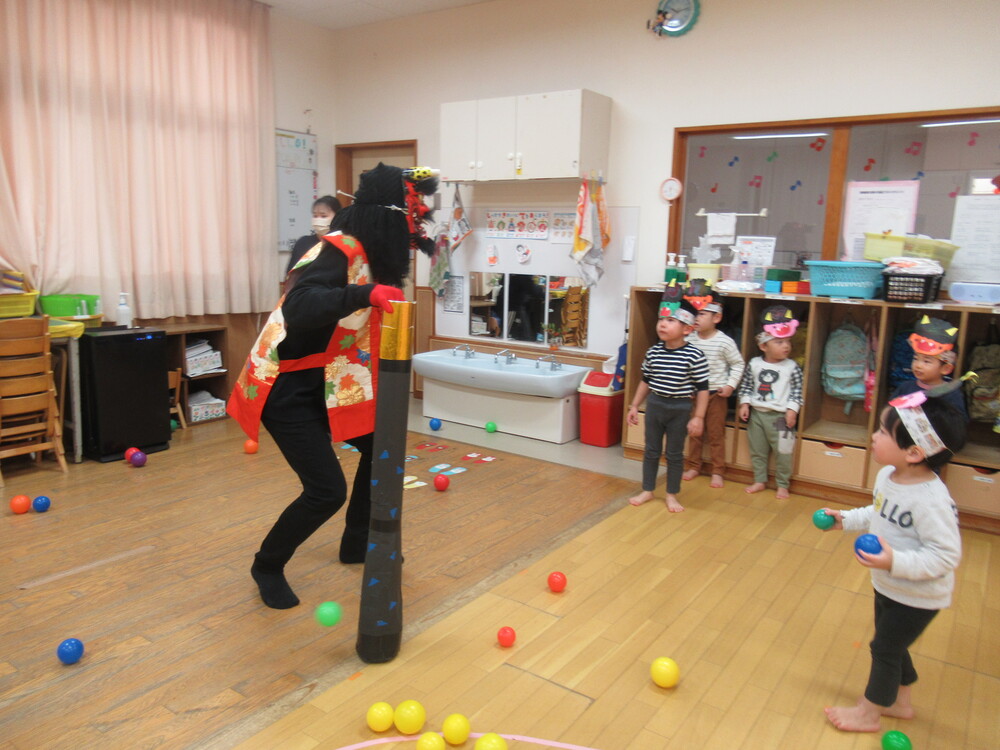 鬼がきてボールを投げている子どもたち