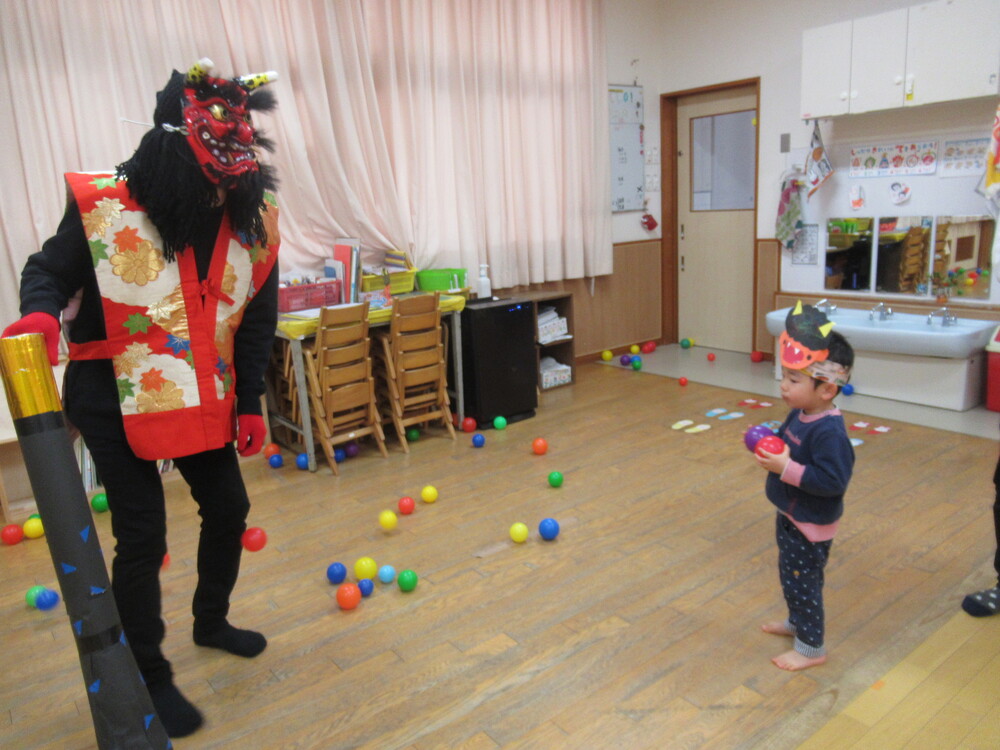 鬼が来てボールを投げている子どもたち