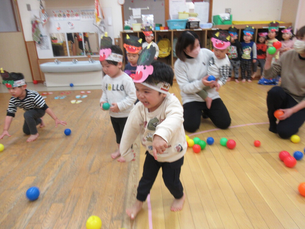 ボールを投げて鬼退治をしている子どもたち