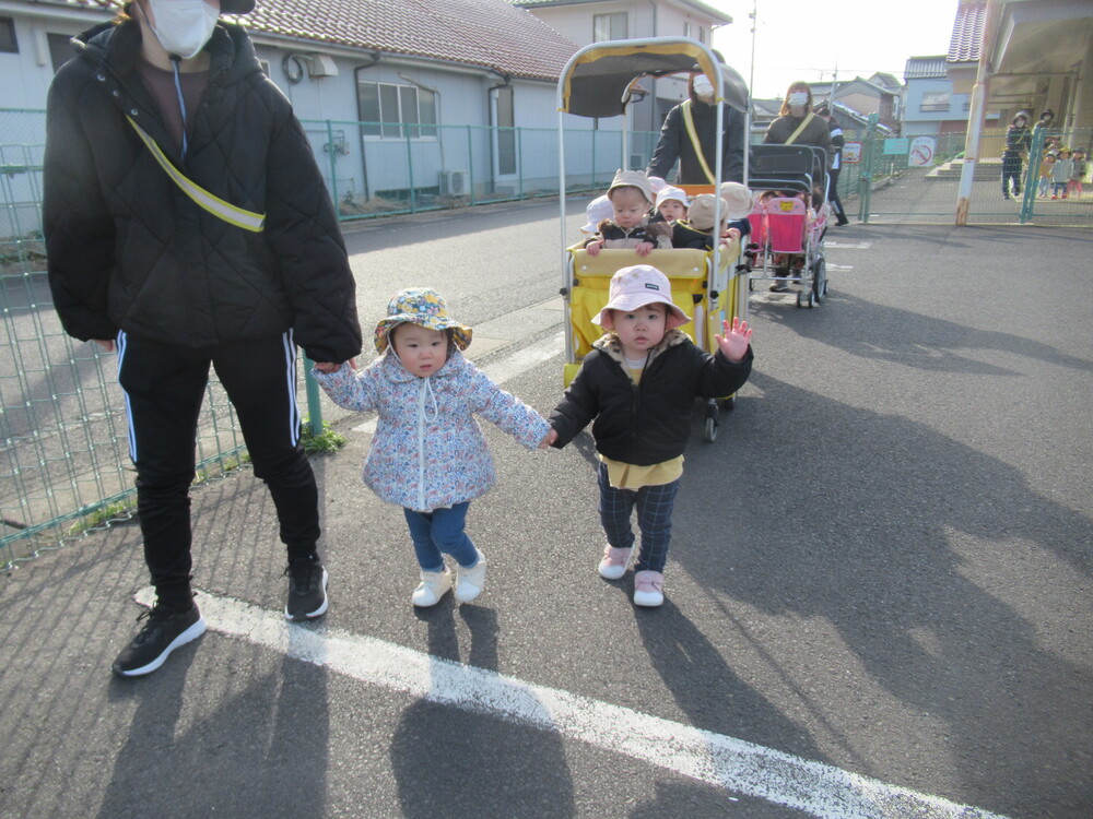 女の子達が手を繋いで歩いている