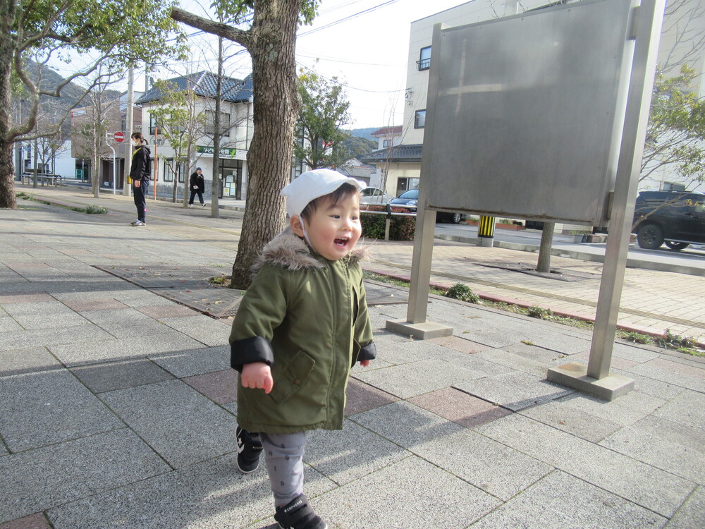 男の子が走っている