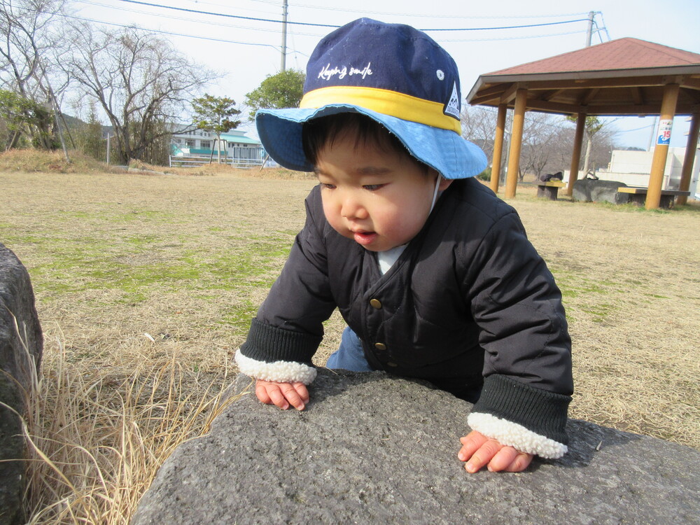 岩で遊んでいる