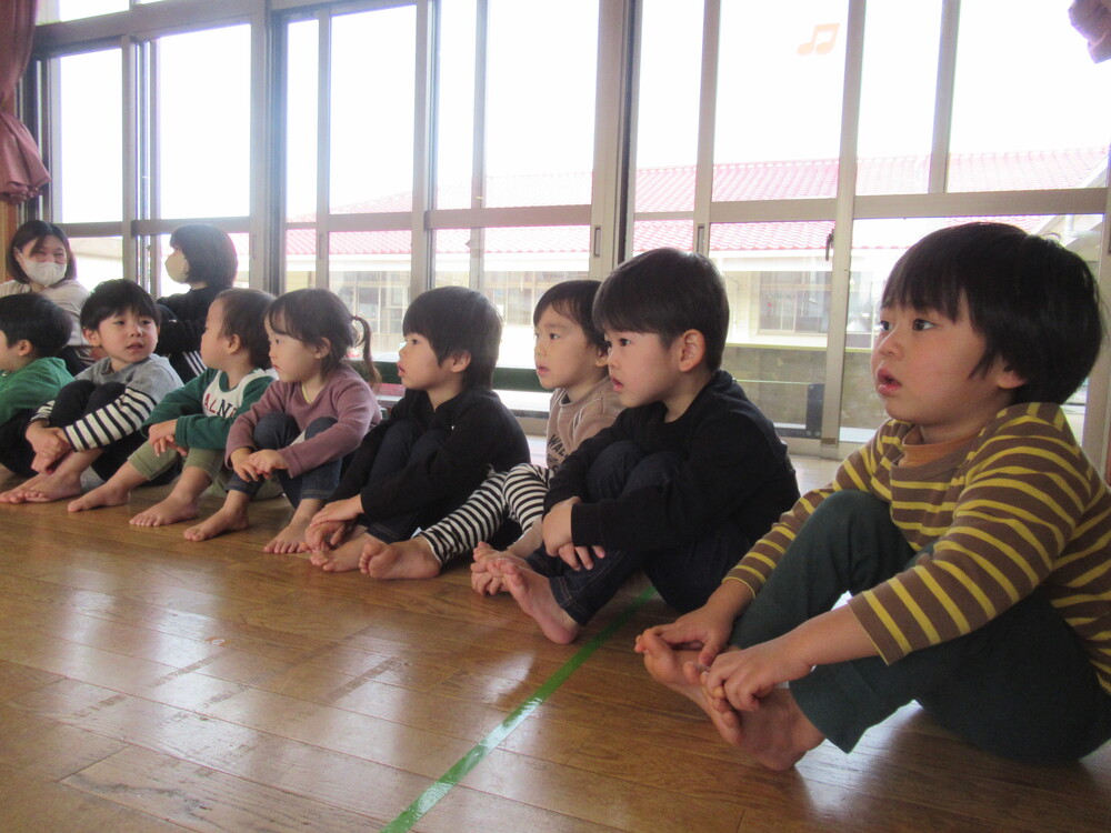 発表をみている子どもたち