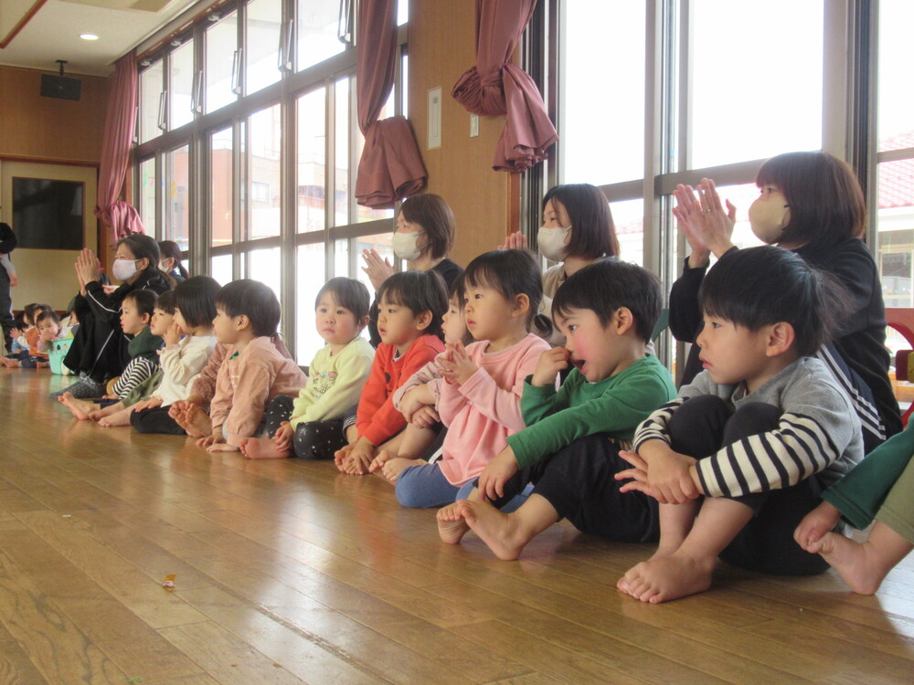 発表を見ている子どもたち