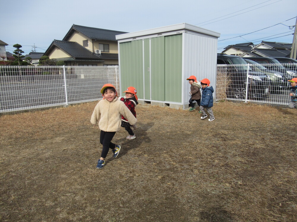 ハンターごっこで逃げ回っている子どもたち