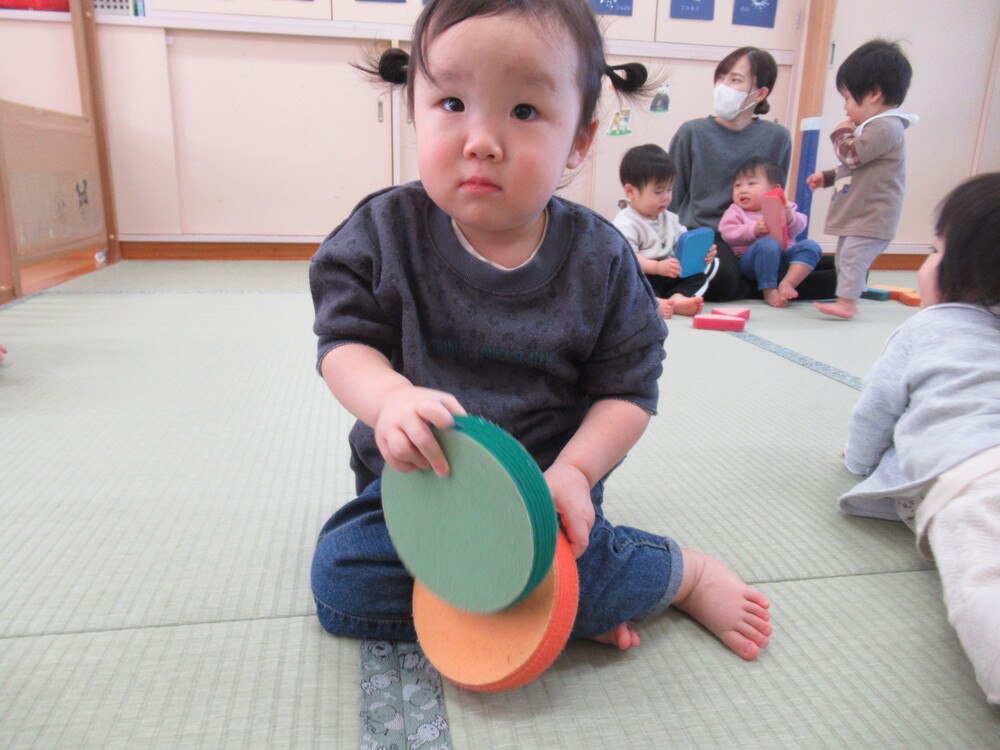 フリーマジックブロックをくっつけようとする子ども