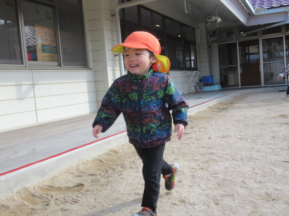 かけっこをしている男の子