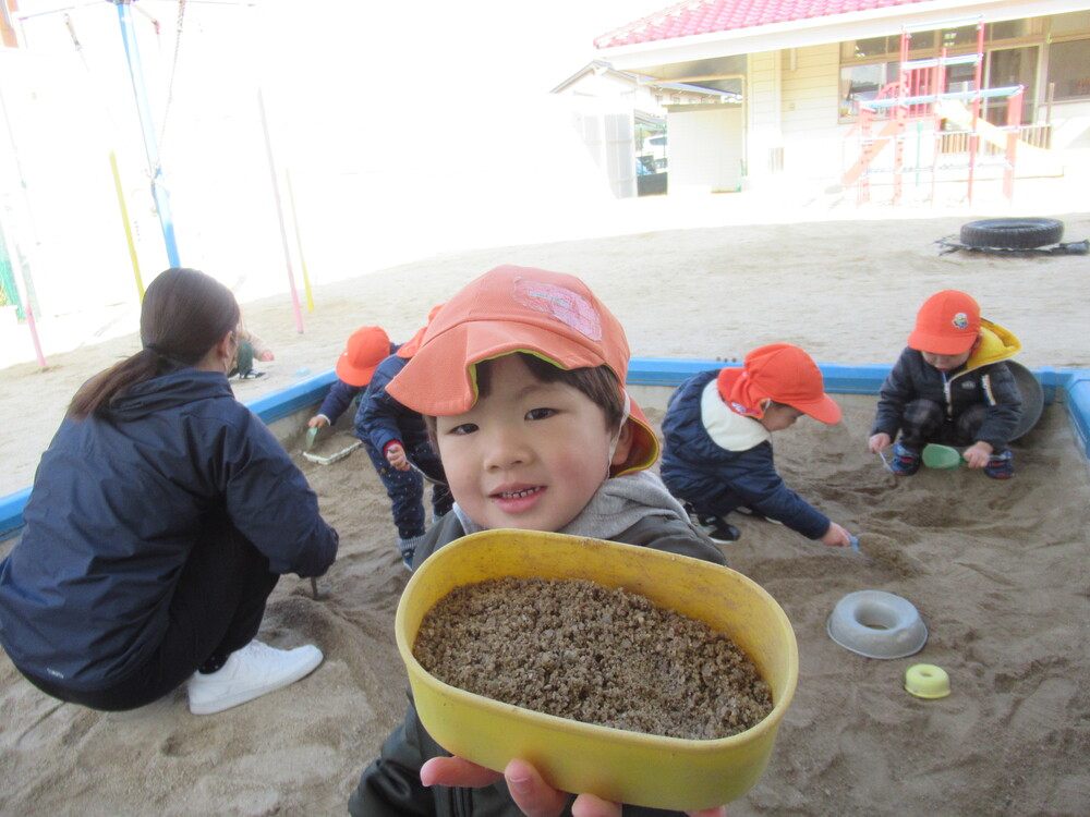 お弁当を作って見せている男の子