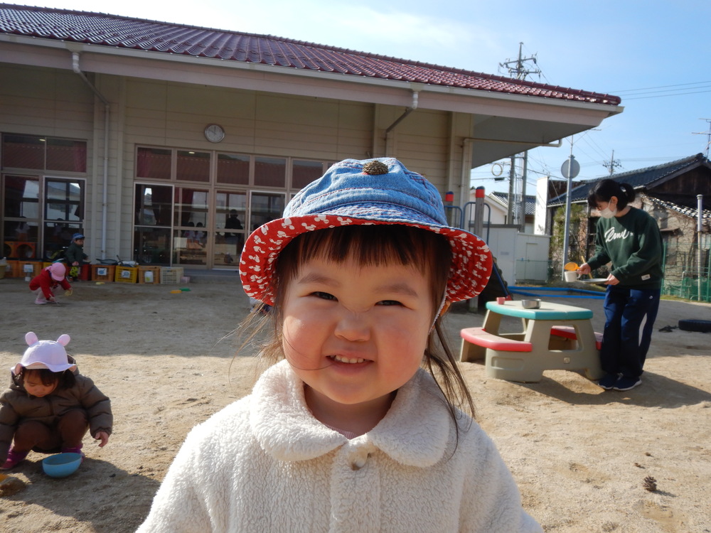 どんぐりを頭にのせる