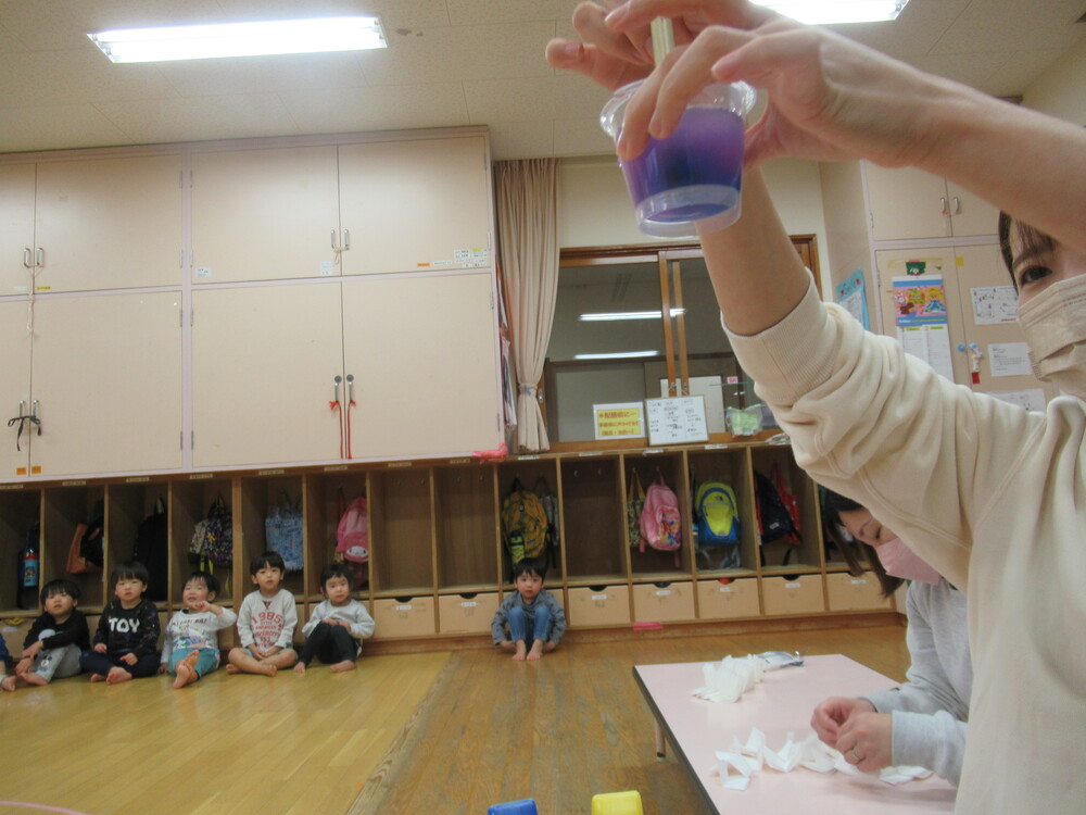 色の変化を楽しんでいる子どもたち