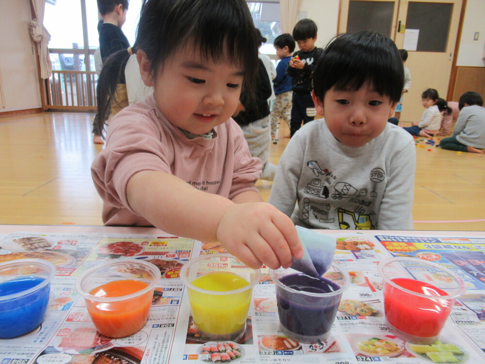 コーヒーフィルターを浸けている子どもたち