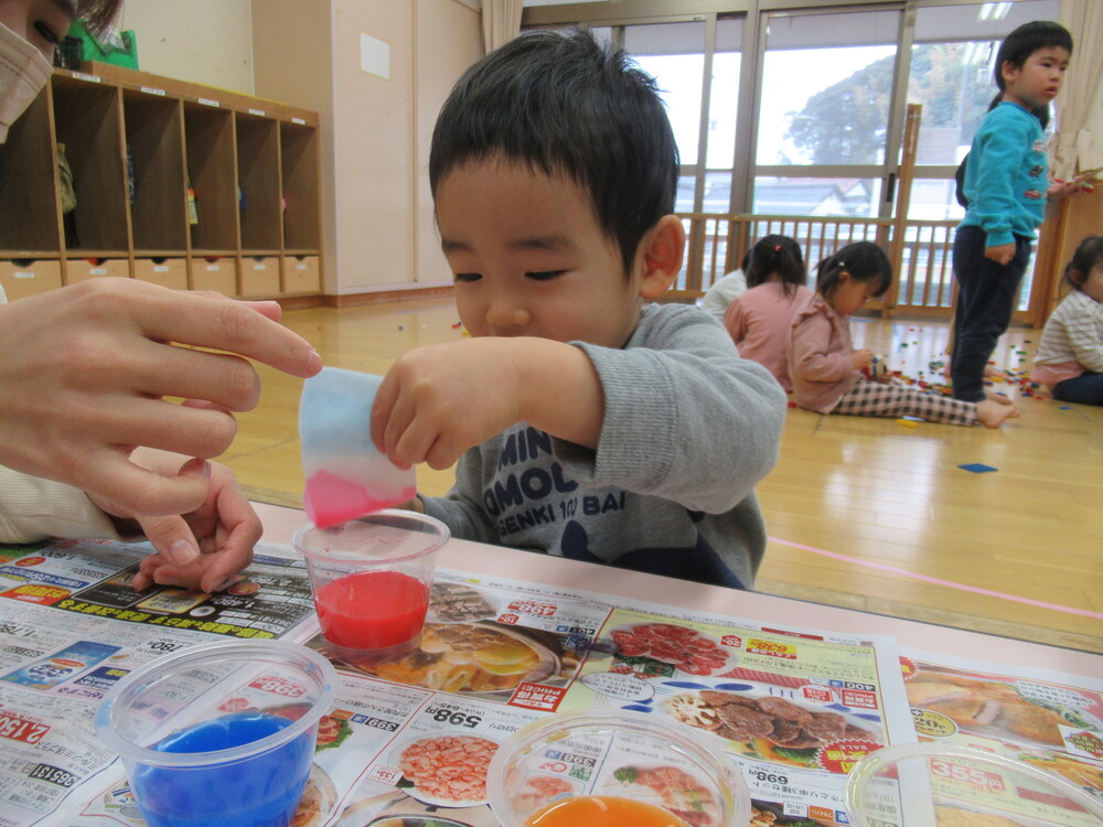 色付けしている男の子