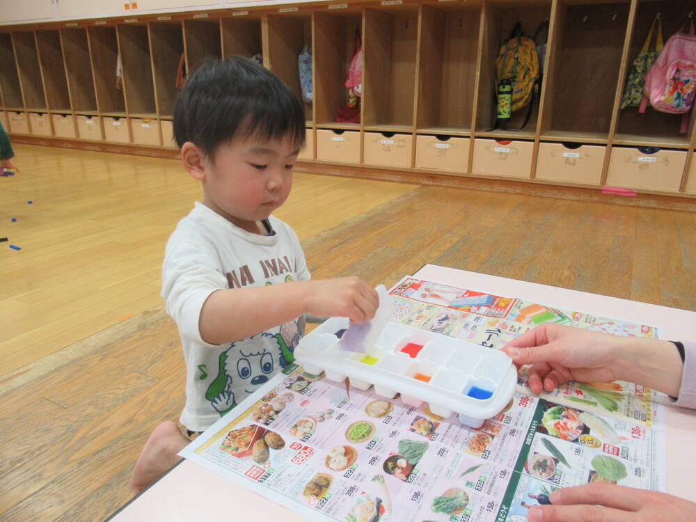 色付けしている男の子