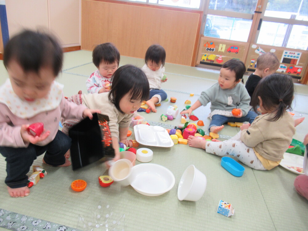 ままごとをする子ども