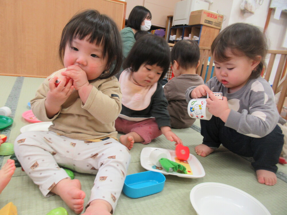 ままごとをする子ども