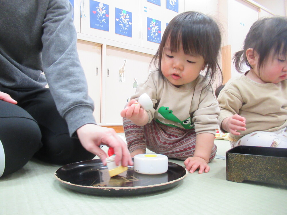 ままごとをする子ども