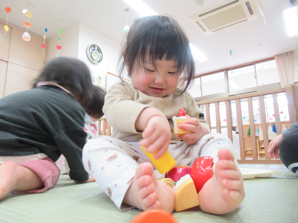 ままごとをする子ども